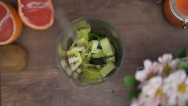 Häll Vatten Ett Glas Med Frukt Och Grönsaker — Stockvideo