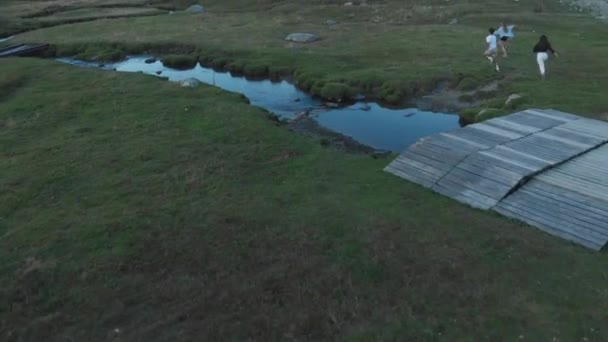 Aerial Drone Shot Friends Running Raising Hands Jumping Mountain Valley — Vídeos de Stock