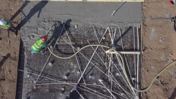 Yeni Beton Döken Inşaat Işçilerinin Dikey Hava Görüntüsü — Stok video