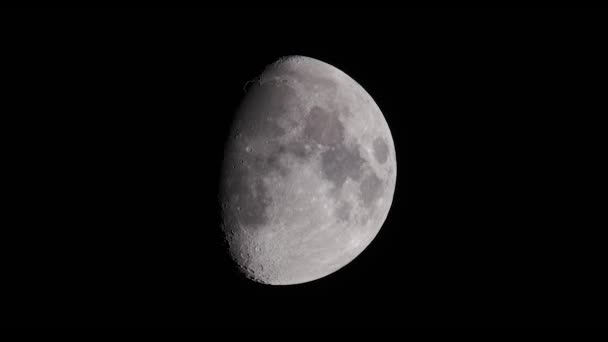 Κοντινό Πλάνο Κερί Gibbous Φεγγάρι Τριών Τετάρτων Μαύρο Ουρανό Νύχτα — Αρχείο Βίντεο