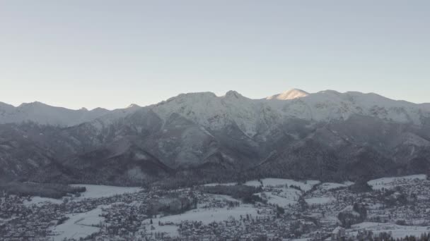 Aerial Forward Top Snowy Forest Gubalwka Mountain Poland — Stock Video