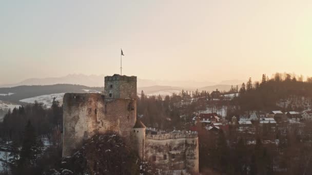 Vista Cinematográfica Del Antiguo Castillo Fortificado Dunajec Cima Colina Atardecer — Vídeo de stock