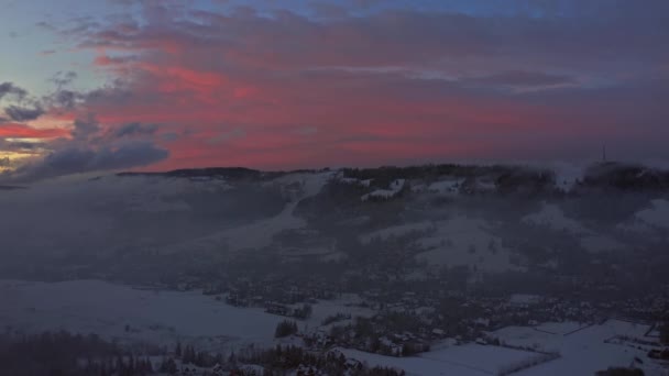 Ohnivě Rudý Západ Slunce Nad Venkovem Zakopane Město Dramatickou Mlhou — Stock video