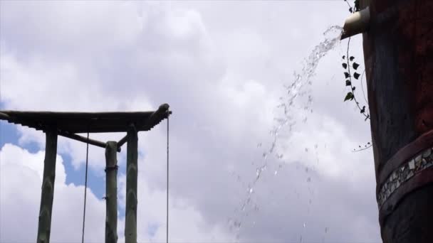 Acqua Che Scorre Dal Tubo Sulla Struttura Della Torre Colpo — Video Stock