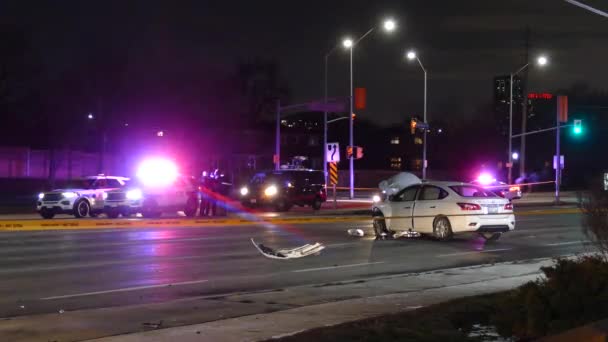 Mobil Polisi Dekat Mobil Putih Yang Jatuh Jalan Mississippi Kanada — Stok Video