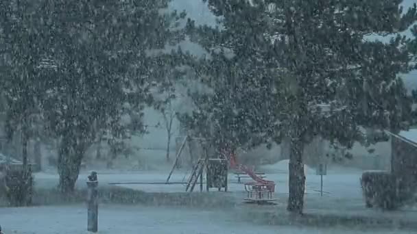 Soğuk Bir Günde Kar Yağan Boş Bir Oyun Parkı — Stok video