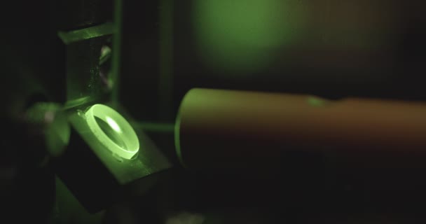 Beamer Φωτισμού Πράσινο Φως Προβολής Στον Τοίχο Στο Σκοτεινό Δωμάτιο — Αρχείο Βίντεο