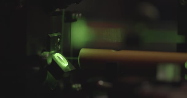 Κοντινό Πλάνο Του Πράσινου Προβολέα Φωτός Λέιζερ Πράσινο Φως Φωτεινή — Αρχείο Βίντεο