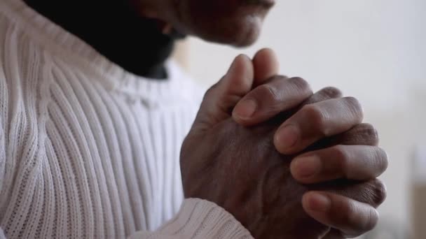 Homme Priant Dieu Avec Les Mains Ensemble Homme Caribéen Priant — Video