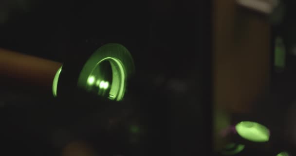 Крупный План Проектора Освещения Зеленым Лазерным Светом Стене — стоковое видео