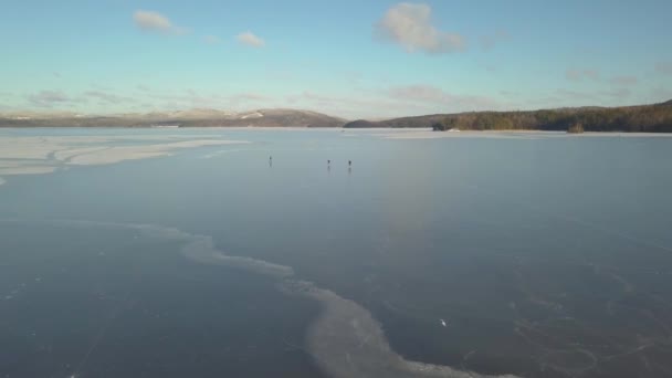 Areal Shot Three People Ice Skating Ice Big Lake Playfully — Αρχείο Βίντεο