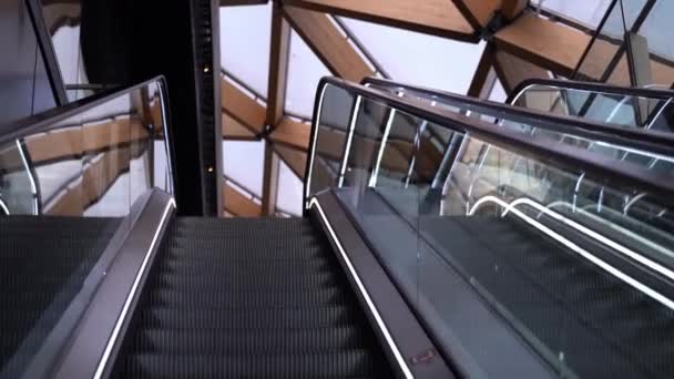 Піднімаючись Ескалатором Всередині Будинку Канарі Ворфі Лондон — стокове відео