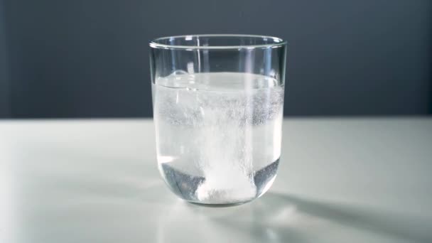 Brustabletter Droppade Ett Glas Vatten — Stockvideo