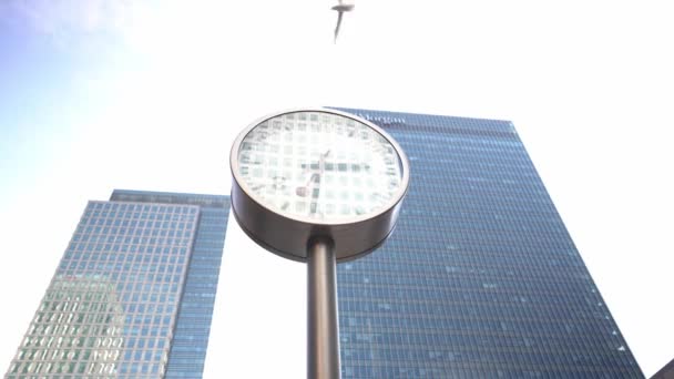 Baja Ángulo Tiro Del Reloj Poste Canary Wharf Con Rascacielos — Vídeos de Stock