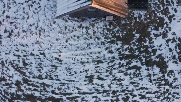 在雪地的冬景中 空中飞越遥远的木屋 — 图库视频影像