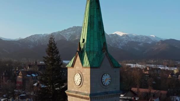 Zbliżenie Wieży Zegarowej Świętego Kościoła Rodzinnego Krupowkach Zakopane Polska Uniesiony — Wideo stockowe