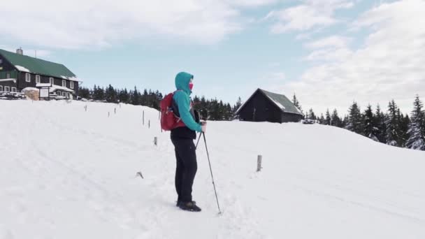 Bergsklättrare Njuter Vacker Utsikt Från Toppen Berget Med Lodge Bakgrunden — Stockvideo