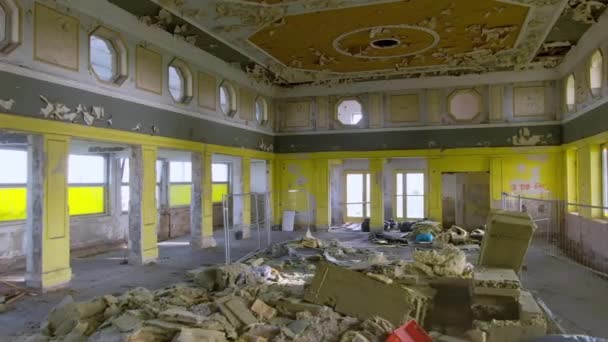 Terk Edilmiş Harap Olmuş Bir Salon — Stok video