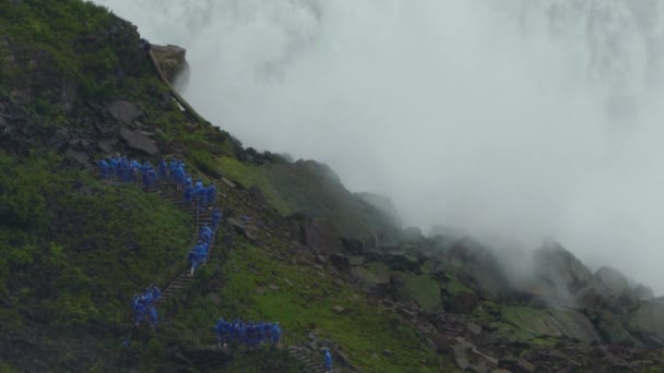 Coda Turisti Con Tute Impermeabili Blu Sulle Scale Laterali Alle — Video Stock