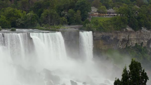 Niagara Falls Landschap Uitzicht Krachtige Water Stroomt Naar Beneden Waterval — Stockvideo