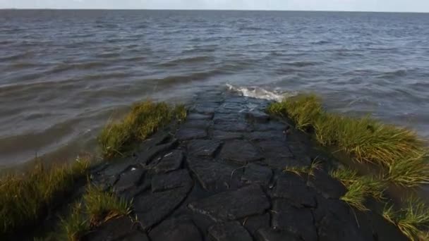 Inclinaison Caméra Montrant Chemin Pierre Menant Mer Nord — Video