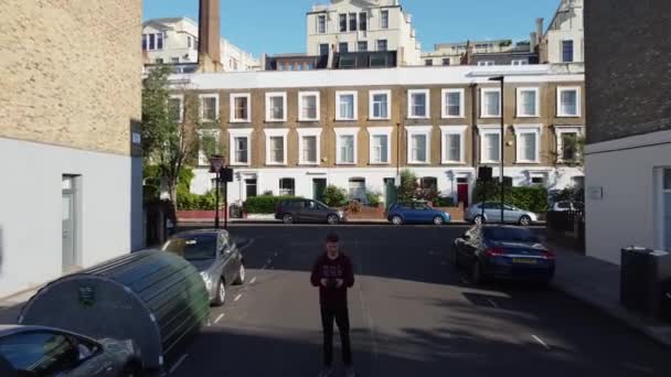 Homem Caucasiano Voando Drone Nas Ruas Londres Drone Dolly Para — Vídeo de Stock