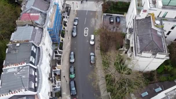 Uppstigning Ovanifrån Parkeringsbilar Bostadsområdet Och Bilkörning Gatukorsningen London — Stockvideo