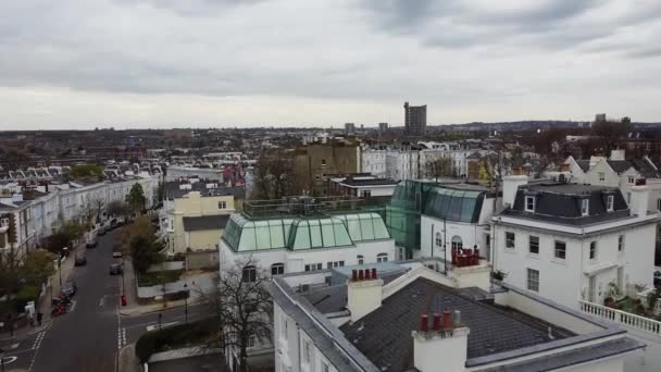 ロンドンのノッティングヒルにある屋上テラスのアパートブロックとミラー窓の空中ビュー — ストック動画