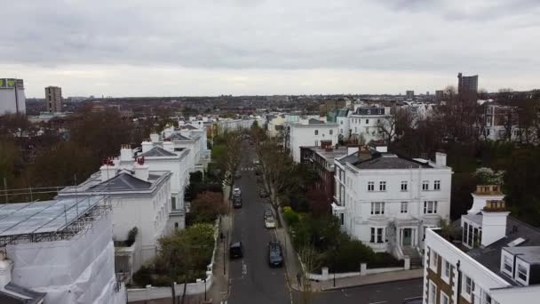 伦敦的乡村道路上 云雾笼罩时 有着五彩斑斓的房屋和建筑 英国伦敦诺丁山区 空中飞越 — 图库视频影像