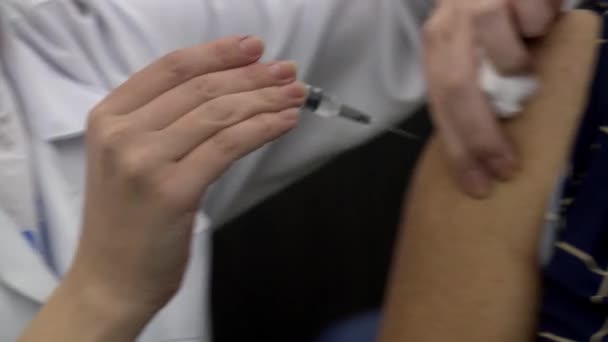 Enskild Bild Person Som Får Injektion Med Covid Vaccin — Stockvideo