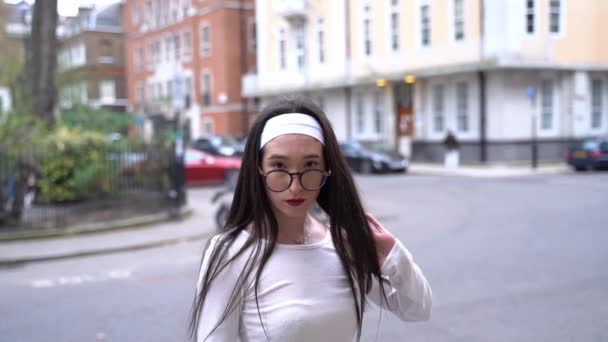 Jonge Vrouw Draait Haar Haar Camera Soho Londen Medium Shot — Stockvideo