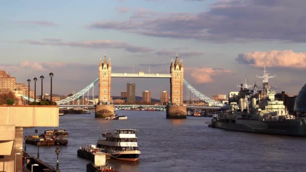 Statikus Széles Fénykép River Temze Cirkáló Hajók Híres Tower Bridge — Stock videók