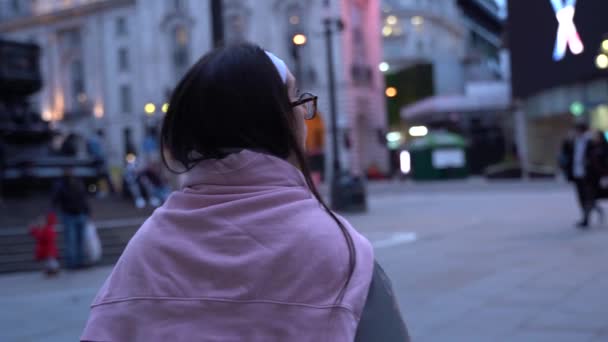 美しいです女の子探索ダウンタウンロンドン一人で夕暮れ — ストック動画