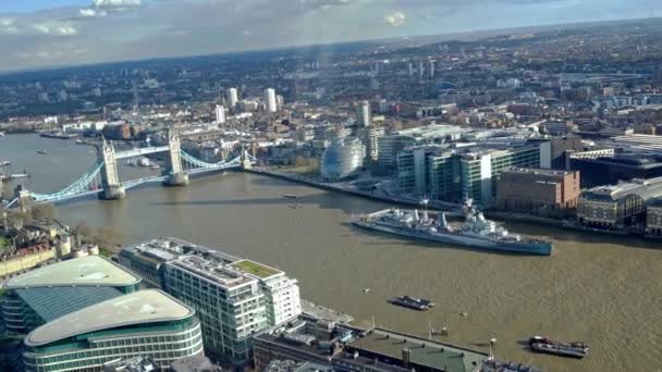 伦敦阳光明媚的日子里 伦敦塔桥 城市景观和著名的碎片楼的全景拍摄 海上船只和在泰晤士河上航行的船只 空中俯冲 — 图库视频影像