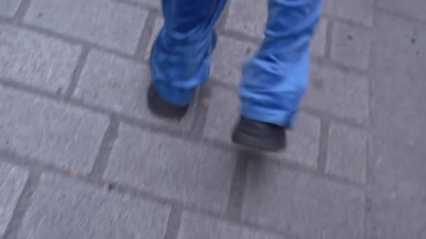 Νθρωπος Μπλε Παντελόνι Που Περπατάει Στο Δρόμο Υψηλή Γωνία Και — Αρχείο Βίντεο