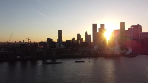 Aérea Puesta Sol Sobre Río Támesis Canary Wharf Londres Panorámica — Vídeos de Stock