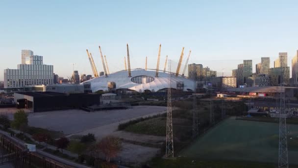 Stijgen Luchtfoto Van Beroemde London Arena Tijdens Zonsopgang Verlichte Gebouwen — Stockvideo
