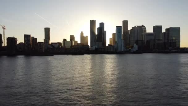 Drohnenflug Über Der Themse Zeigt Silhouette Von Wolkenkratzern Canary Wharf — Stockvideo