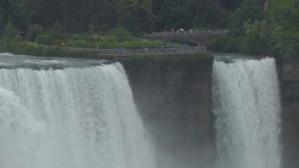 Ludzie Wychodzący Taras Widokowy Nad Wodospadem Niagara Przepływająca Woda — Wideo stockowe