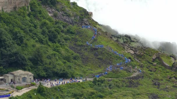 Ludzie Niebieskim Płaszczu Przeciwdeszczowym Wspinaczka Schodach Obok Wodospadu Niagara Ustanowienie — Wideo stockowe