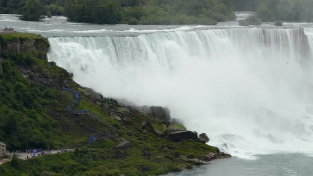 Touristen Wandern Auf Dem Trail Den Berühmten Niagarafällen Aus Der — Stockvideo