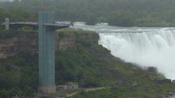 Lidé Vyhlídkové Věži Výhledem Masivní Niagarské Vodopády — Stock video