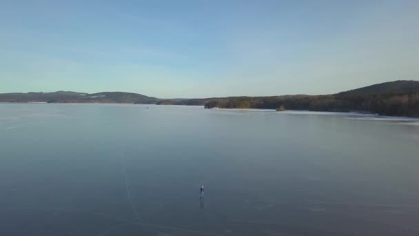 Uma Pessoa Solidão Patinação Gelo Grande Lago — Vídeo de Stock