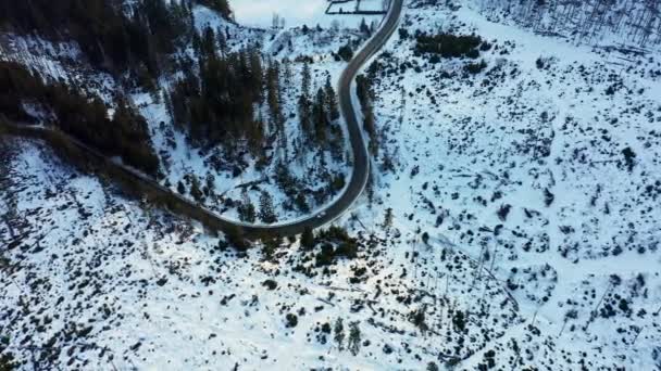 Auto Auf Gefrorener Bergstraße Der Wintersaison Tatry Landschaft Luftaufnahme — Stockvideo