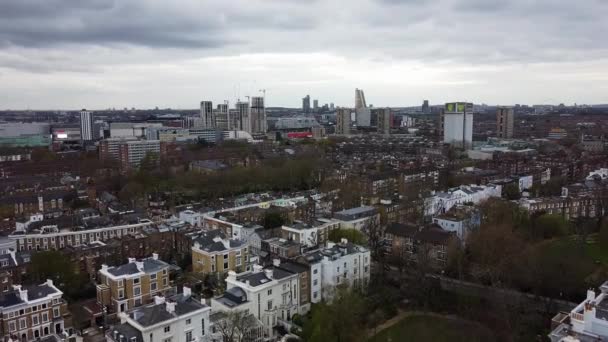 Luchtfoto Een Landelijke Buitenwijk Londen Skyline Met Wolkenkrabber Achtergrond Tijdens — Stockvideo