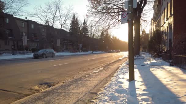 Gouden Licht Van Zonsondergang Schijnt Besneeuwde Stad Straat Buiten Appartementengebouwen — Stockvideo