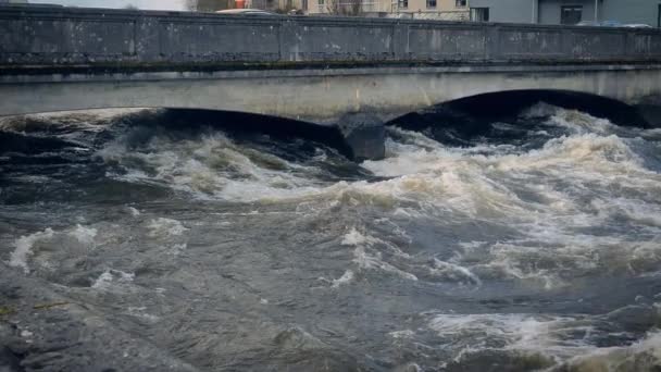 Βροχή Πρησμένη Ποταμός Corrib Σπεύδουν Και Γυρίζοντας Κάτω Από Μια — Αρχείο Βίντεο