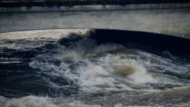Vista Perto Água Rio Corrib Agitando Correndo Direção Mar Galway — Vídeo de Stock