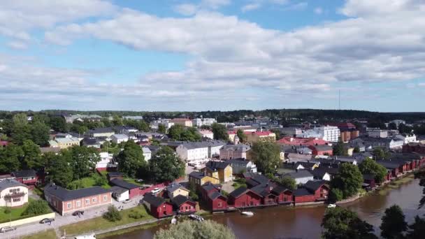 Vista Aérea Que Muestra Casas Rojas Madera Orilla Del Río — Vídeo de stock