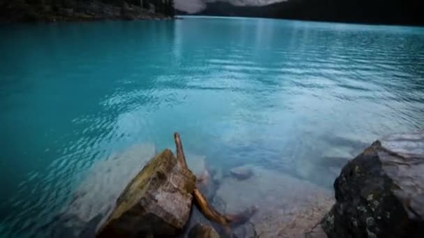 Медленная Кастрюля Прекрасным Озером Морейн Величественно — стоковое видео
